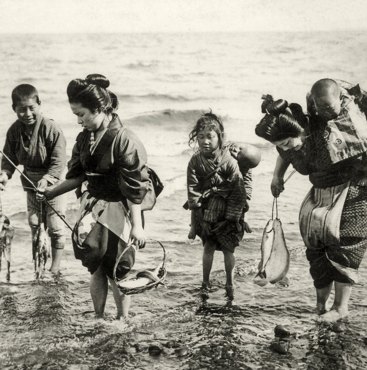 Mödrar och barn som fiskar, ca 1900 (albumfoto) av Japanese Photographer