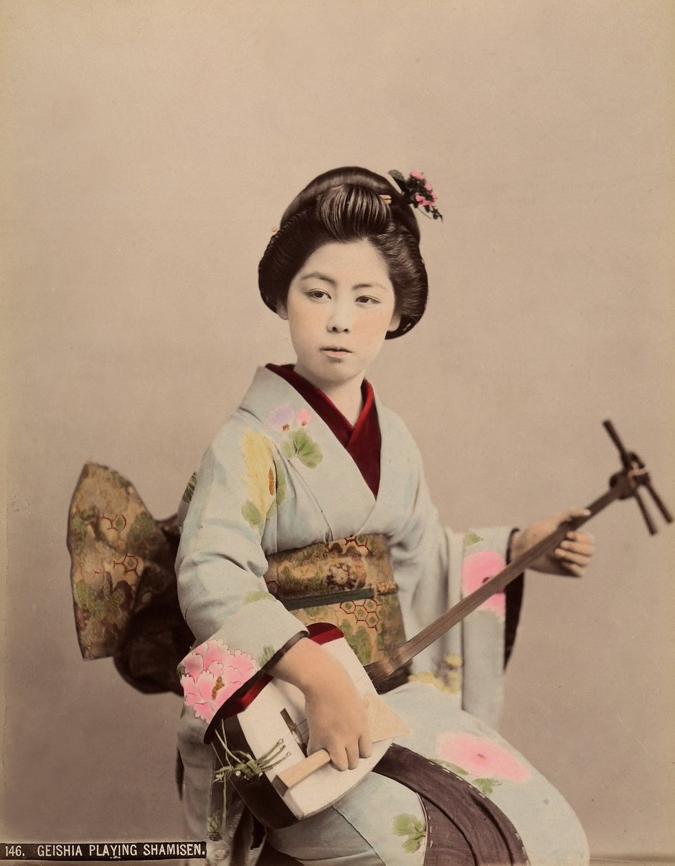 Portrait of a geisha playing the shamisen, c.1890 (coloured photo) av Japanese Photographer