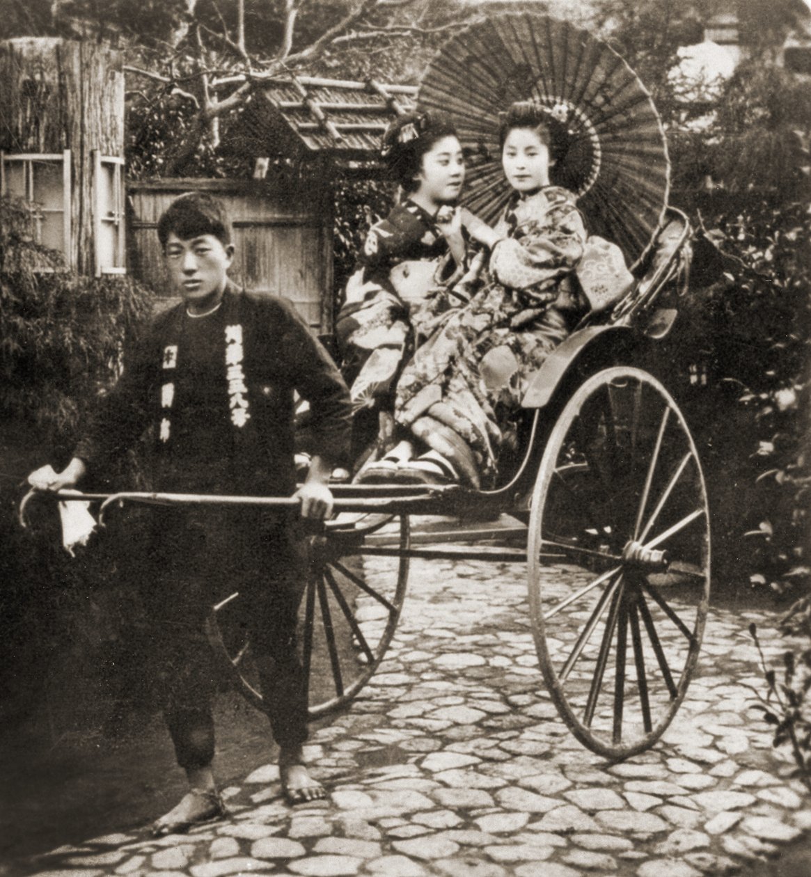 Löpare som drar två geishor på en rickshaw i Japan, ca 1900 (albumfoto) av Japanese Photographer