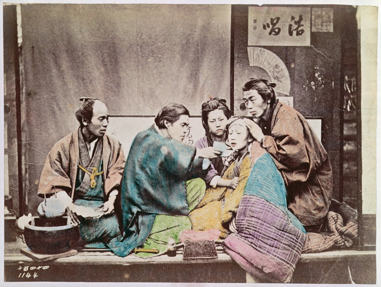 Scen för traditionell medicin, ca 1880 (färgat foto) av Japanese Photographer