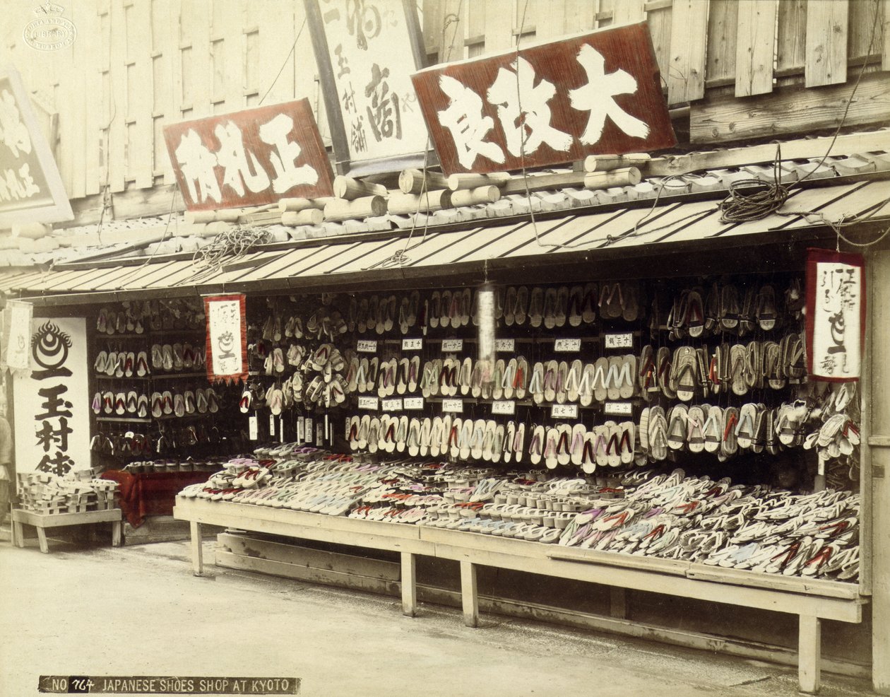 Skoaffär i Kyoto, ca 1890 (handfärgat foto) av Japanese Photographer