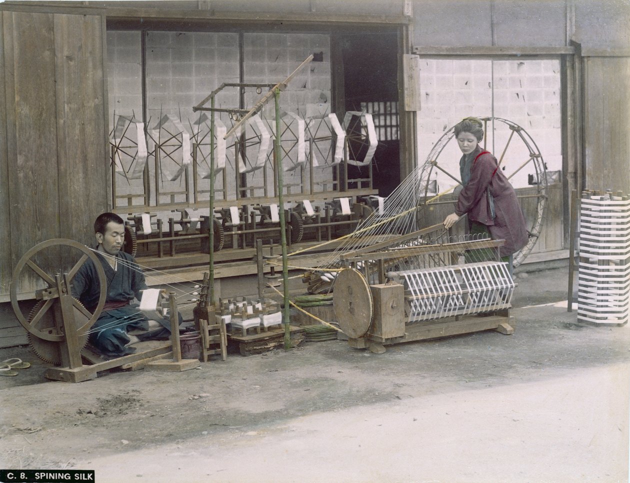 Silkespinning i Japan, ca 1900 (handfärgat foto) av Japanese Photographer