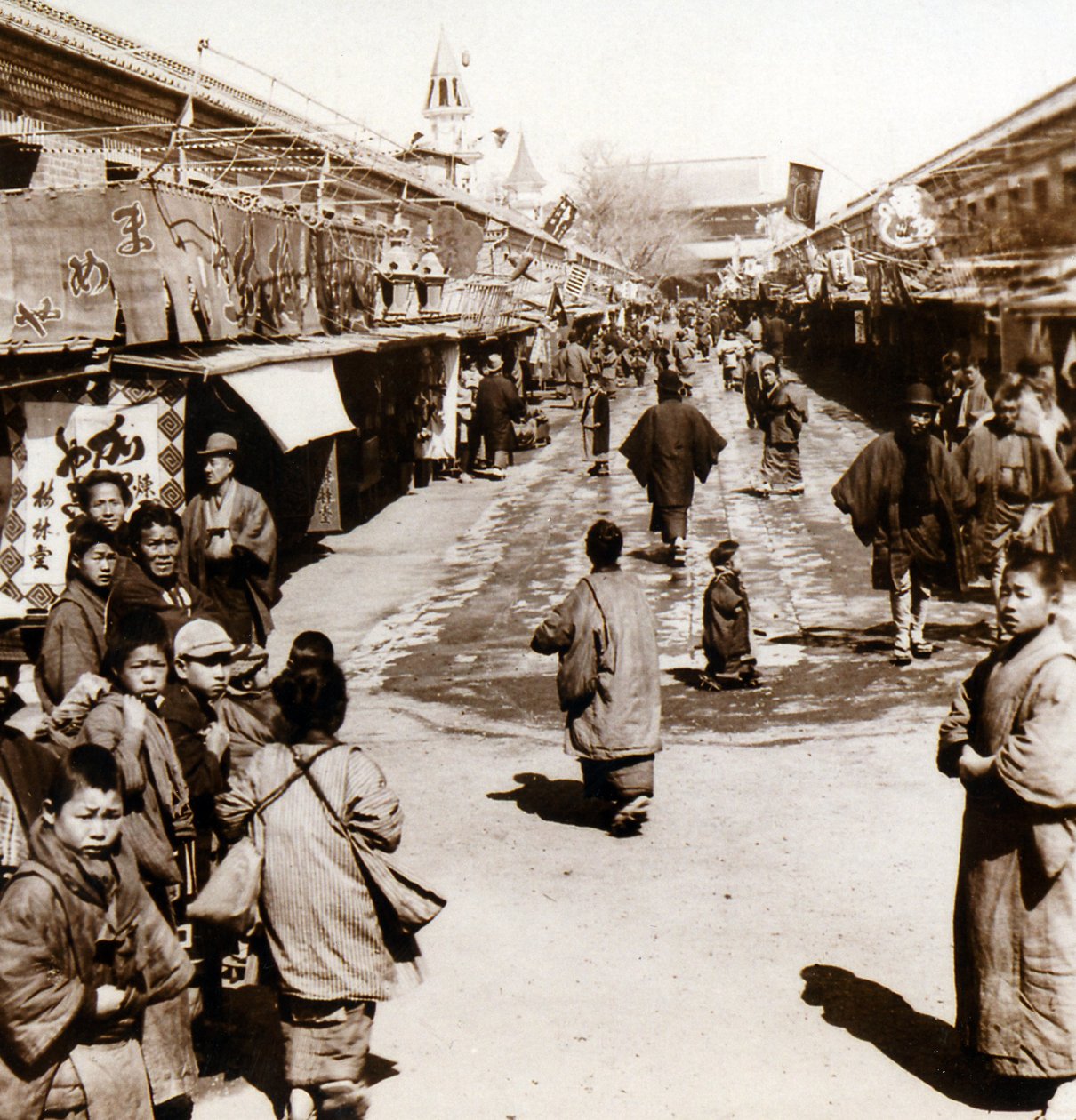 Gatubild i Asakusa-distriktet i Tokyo, Japan, ca 1900 (albumfoto) av Japanese Photographer