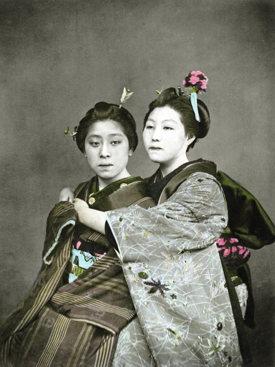 Två geishaflickor, ca 1880 (handfärgat albuminfoto) av Japanese Photographer