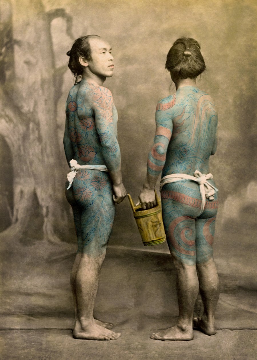 Två män med traditionella japanska Irezumi-tatueringar, ca 1880 (handfärgat albumfoto) av Japanese Photographer