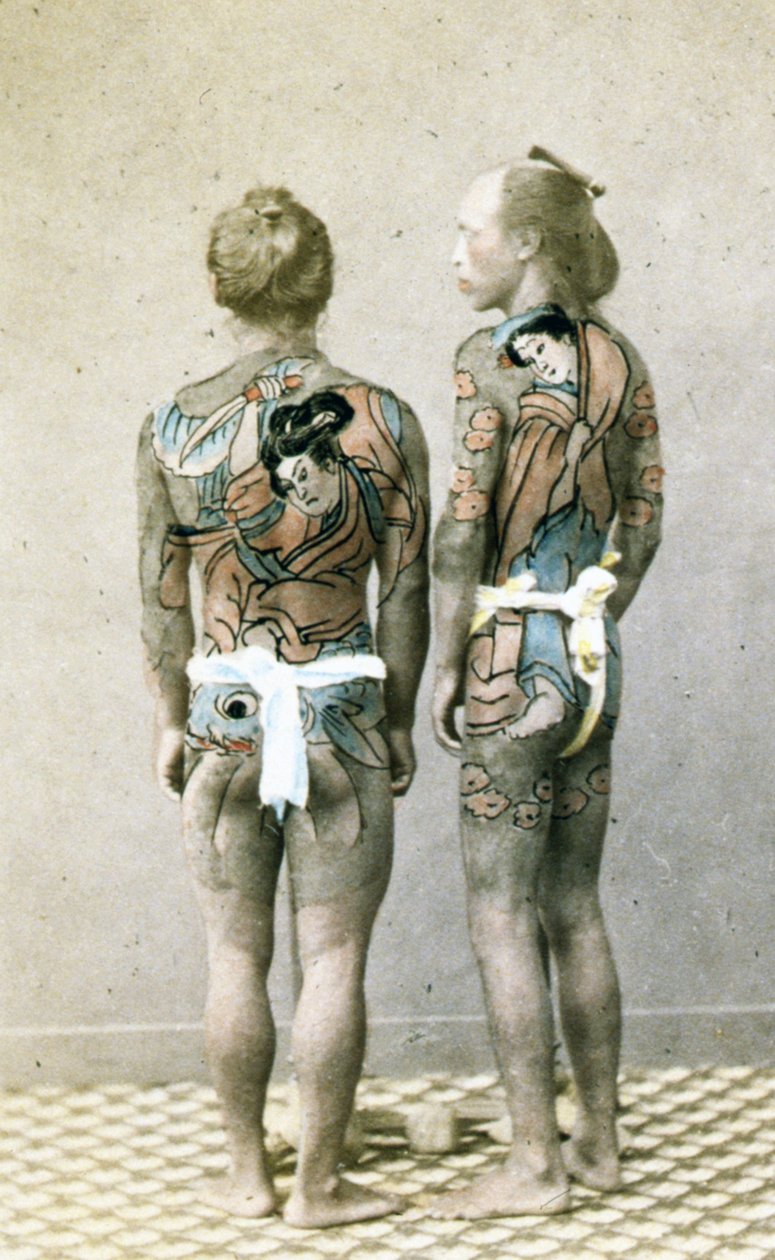 Två män med traditionella japanska Irezumi-tatueringar, ca 1880 (handfärgat albumfoto) av Japanese Photographer