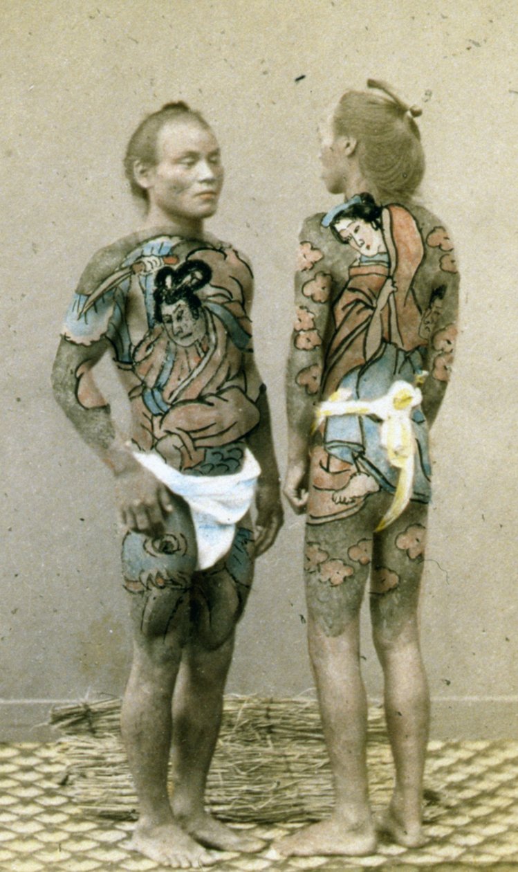 Två män med traditionella japanska Irezumi-tatueringar, ca 1880 (handfärgat albumfoto) av Japanese Photographer