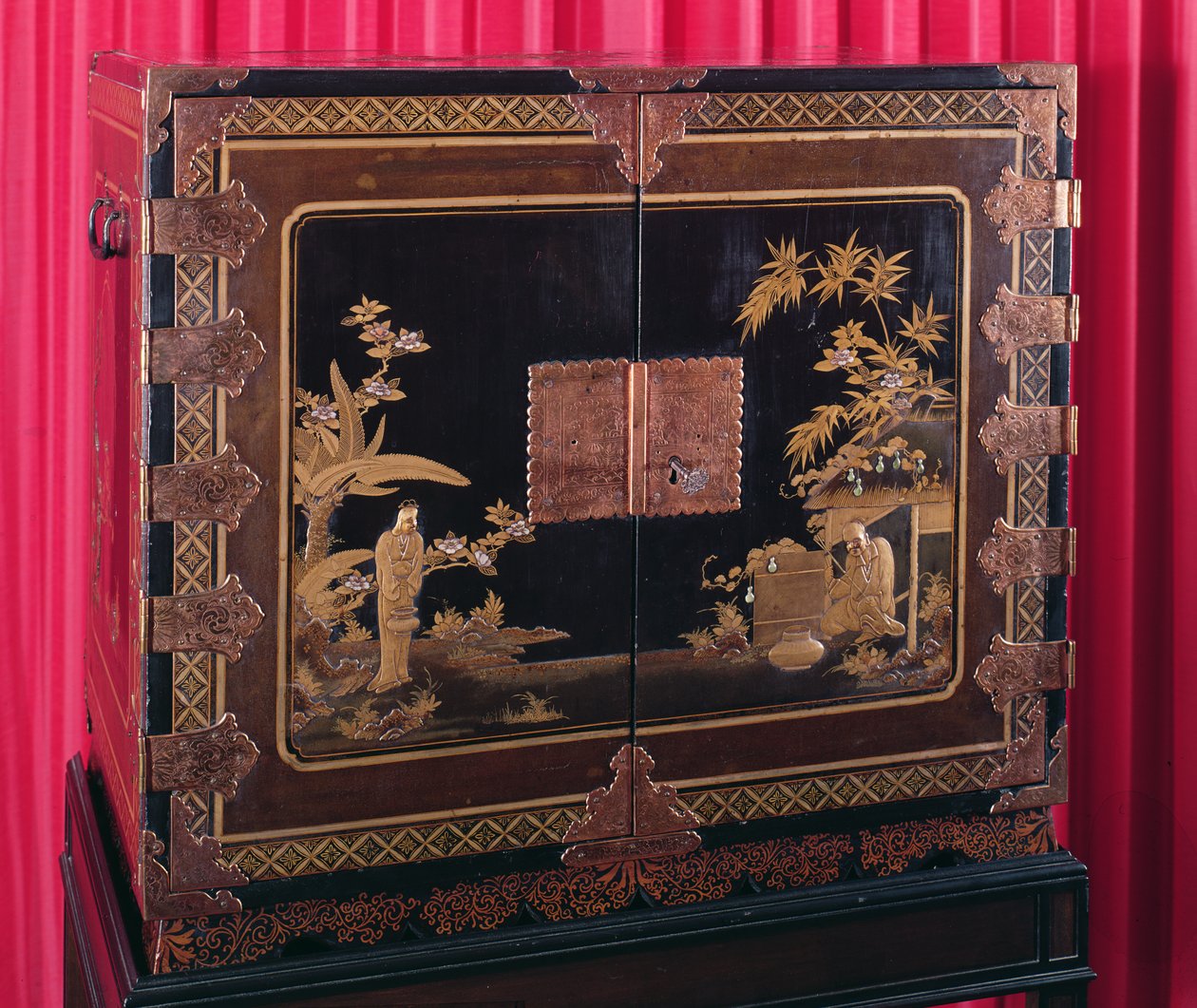 Japanskt skåp med förgyllda och kopparfästen, 1600-tal, (lack) av Japanese School