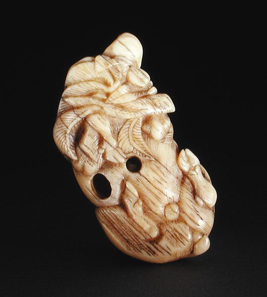 Netsuke föreställande en liggande galt, ca. 1750-80 (narwahl horn) (bas från 193827) av Japanese School
