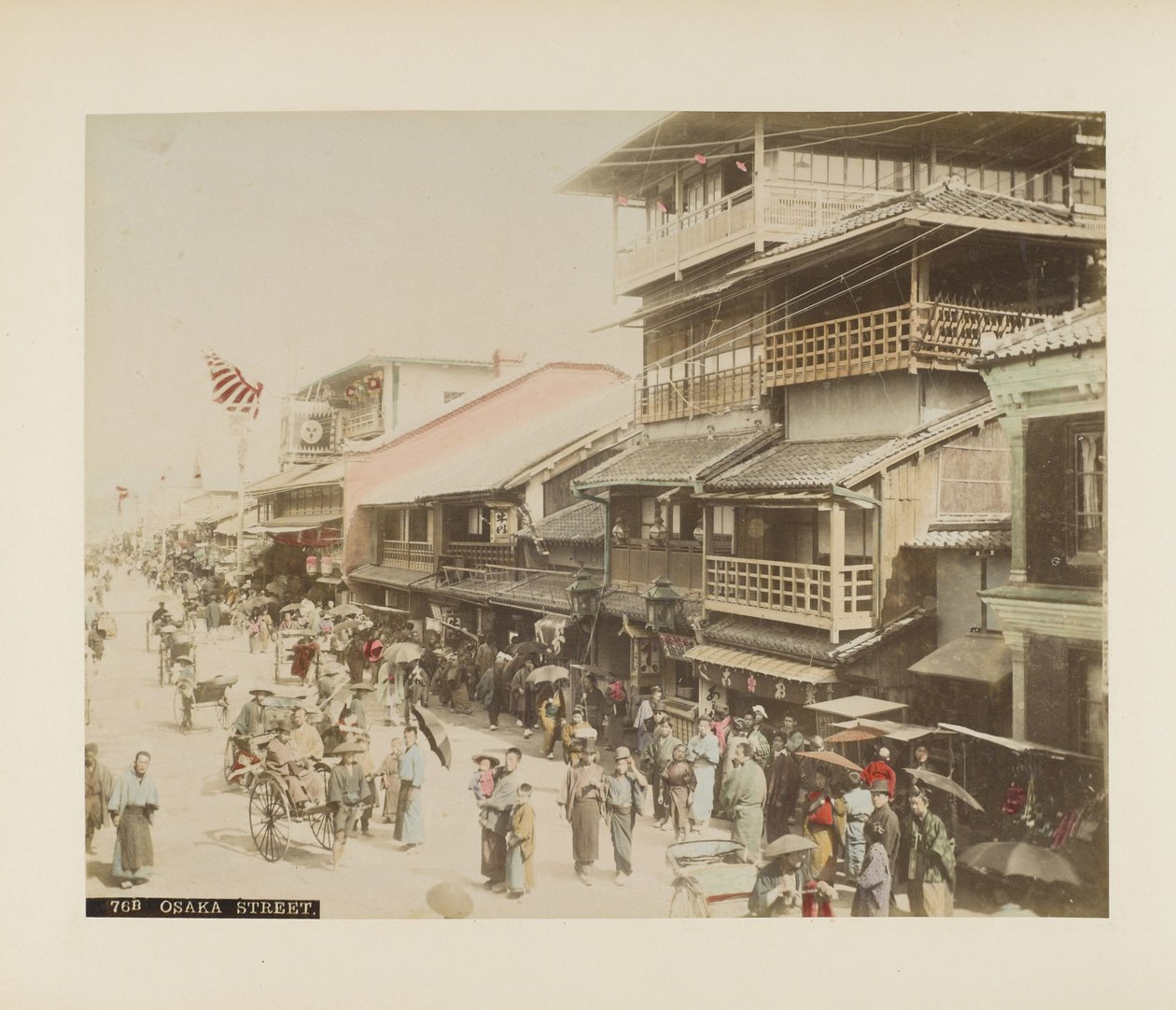 A Street i Osaka, Japan (handfärgat svartvitt foto) av Japanese Photographer