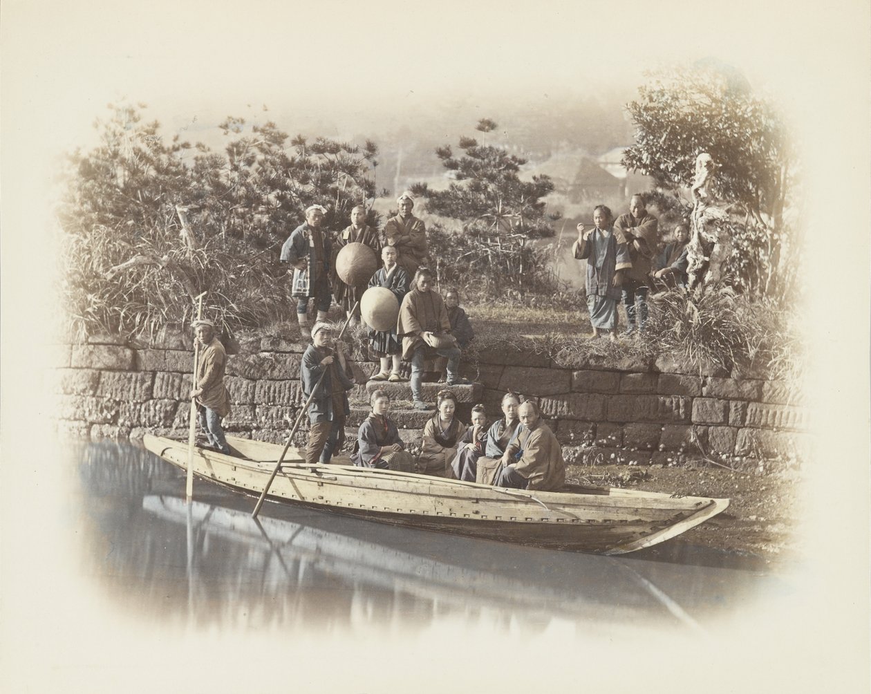 En båt vid flodstranden, Japan (handfärgat svartvitt foto) av Japanese Photographer