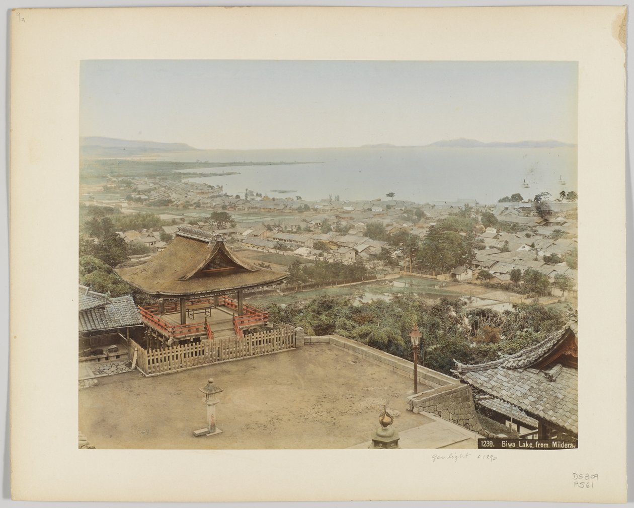 Biwa Lake från Miidera, Japan, ca 1890 (handfärgat svartvitt foto) av Japanese Photographer