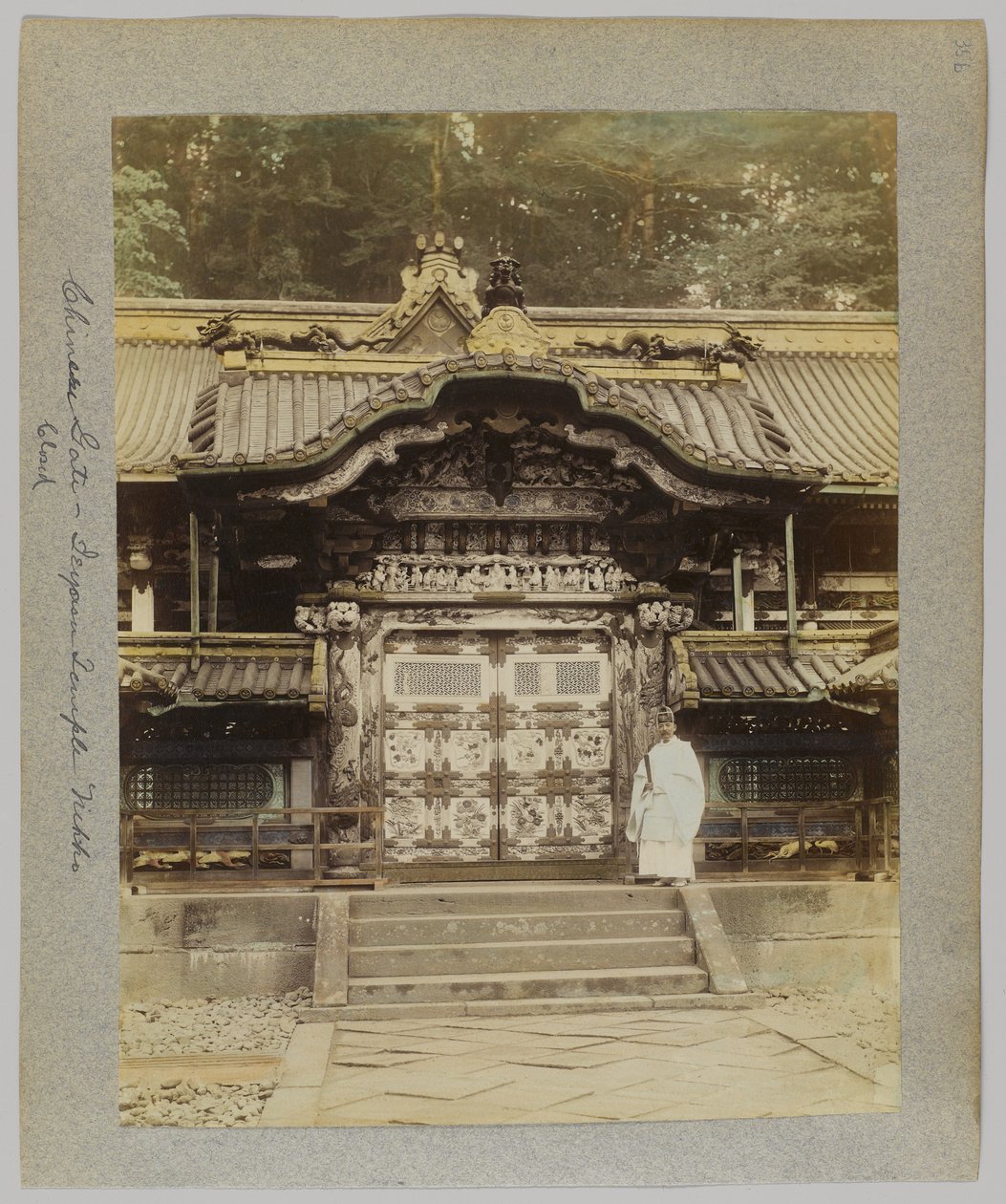 Chinese Gate, Tōshō-gū, Nikko, Japan (handfärgat svartvitt foto) av Japanese Photographer