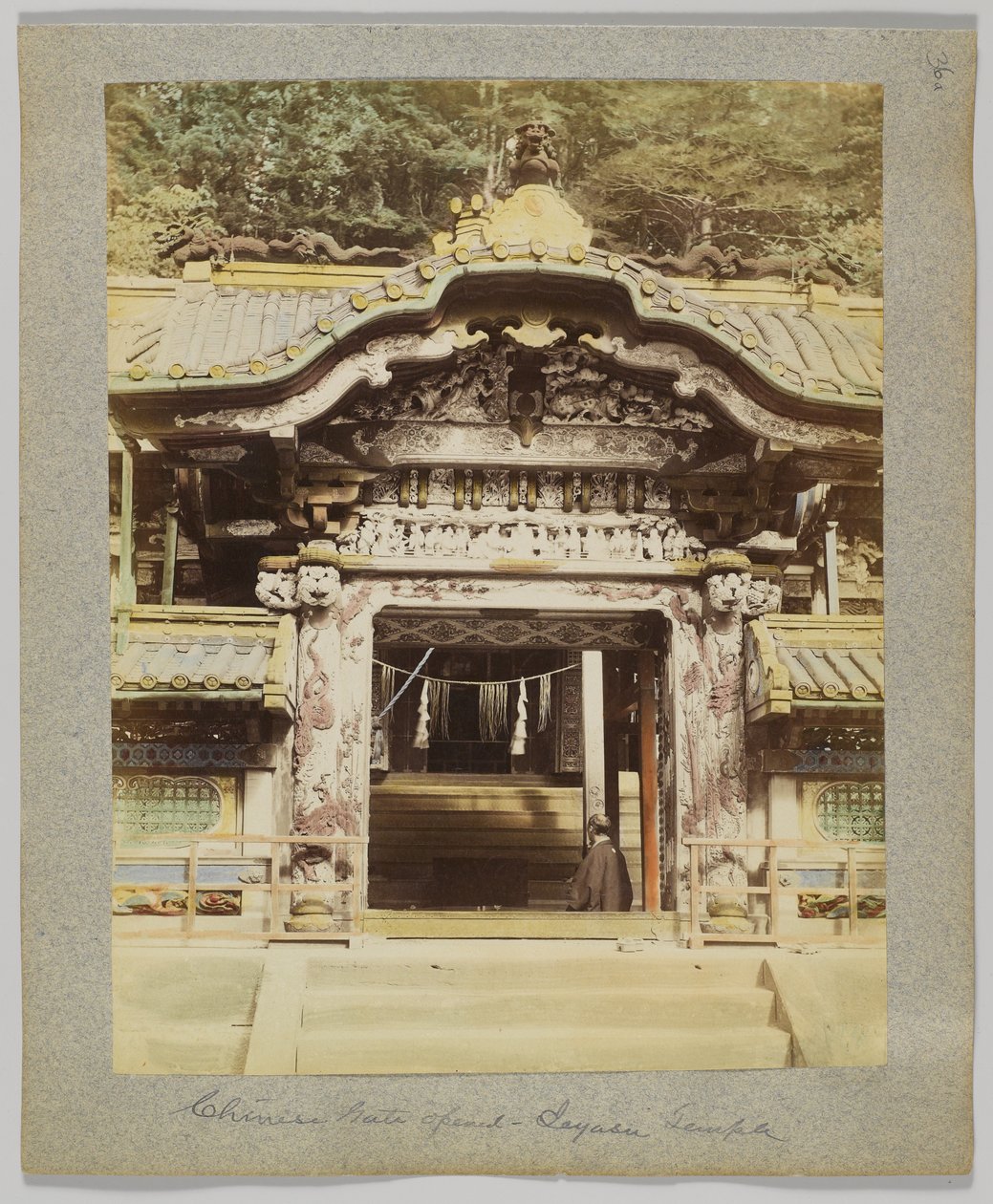 Chinese Gate, Tōshō-gū, Nikko, Japan (handfärgat svartvitt foto) av Japanese Photographer