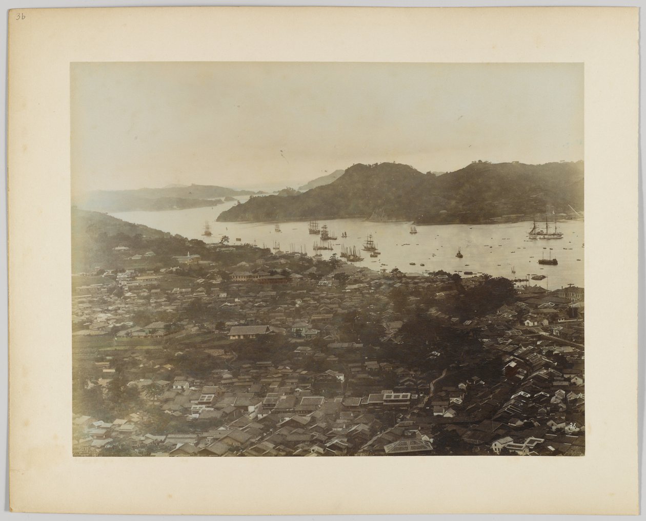 Kuststad, Japan (handfärgat svartvitt foto) av Japanese Photographer