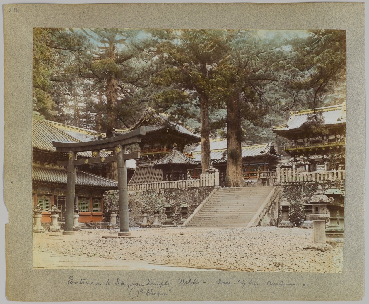 Entré till Tōshō-gū, Nikko, Japan (handfärgat svartvitt foto) av Japanese Photographer