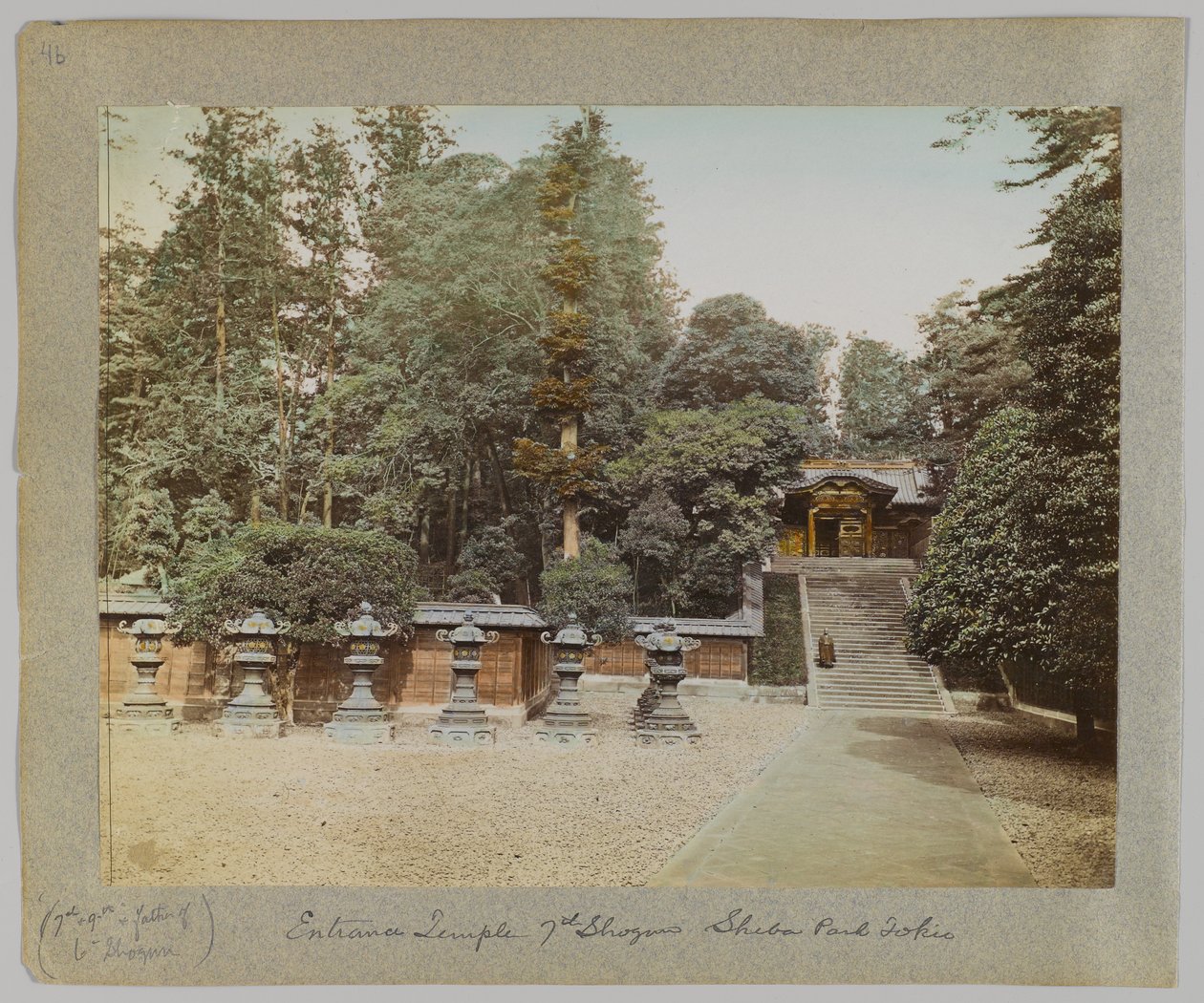 Ingång till Temple of the 7th Shogun, Shiba Park, Tokyo, Japan (handfärgat svartvitt foto) av Japanese Photographer