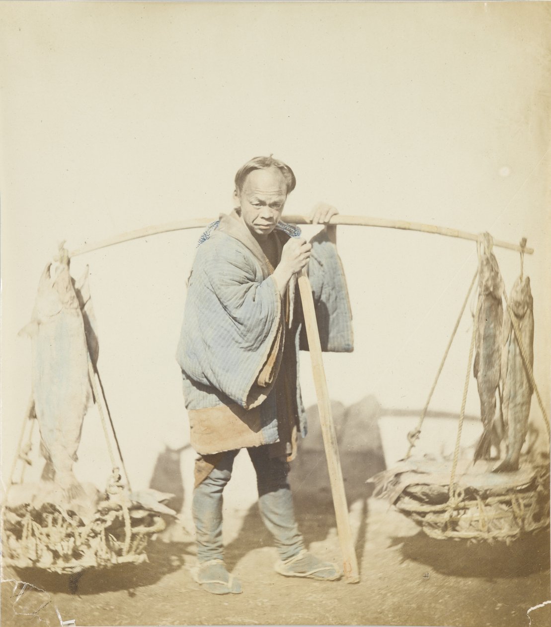 Fiskare med sin fångst (handfärgat svartvitt foto) av Japanese Photographer