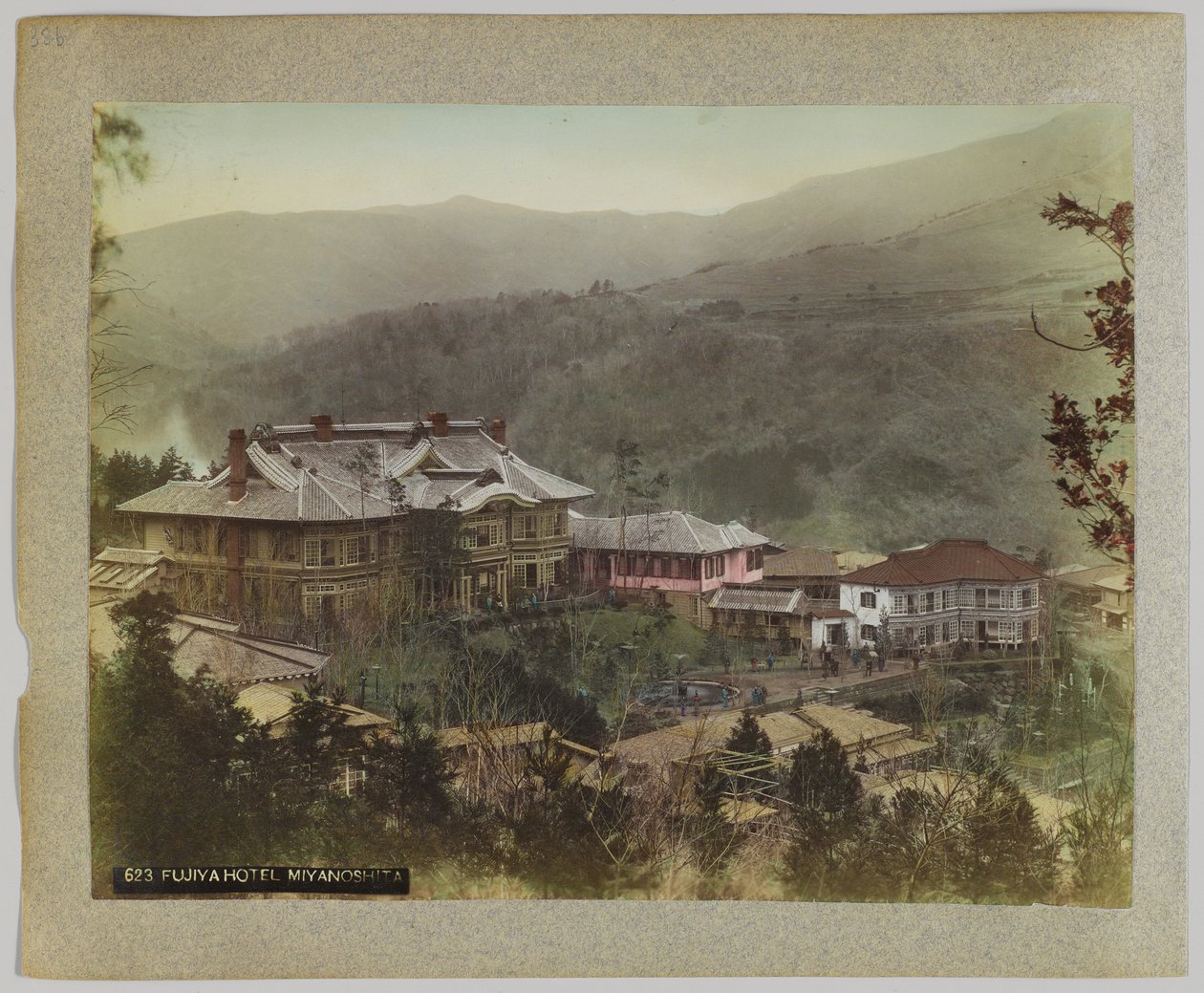 Fujiya Hotel, Miyanoshita, Hakone, Kanagawa Prefecture, Japan (handfärgat svartvitt foto) av Japanese Photographer