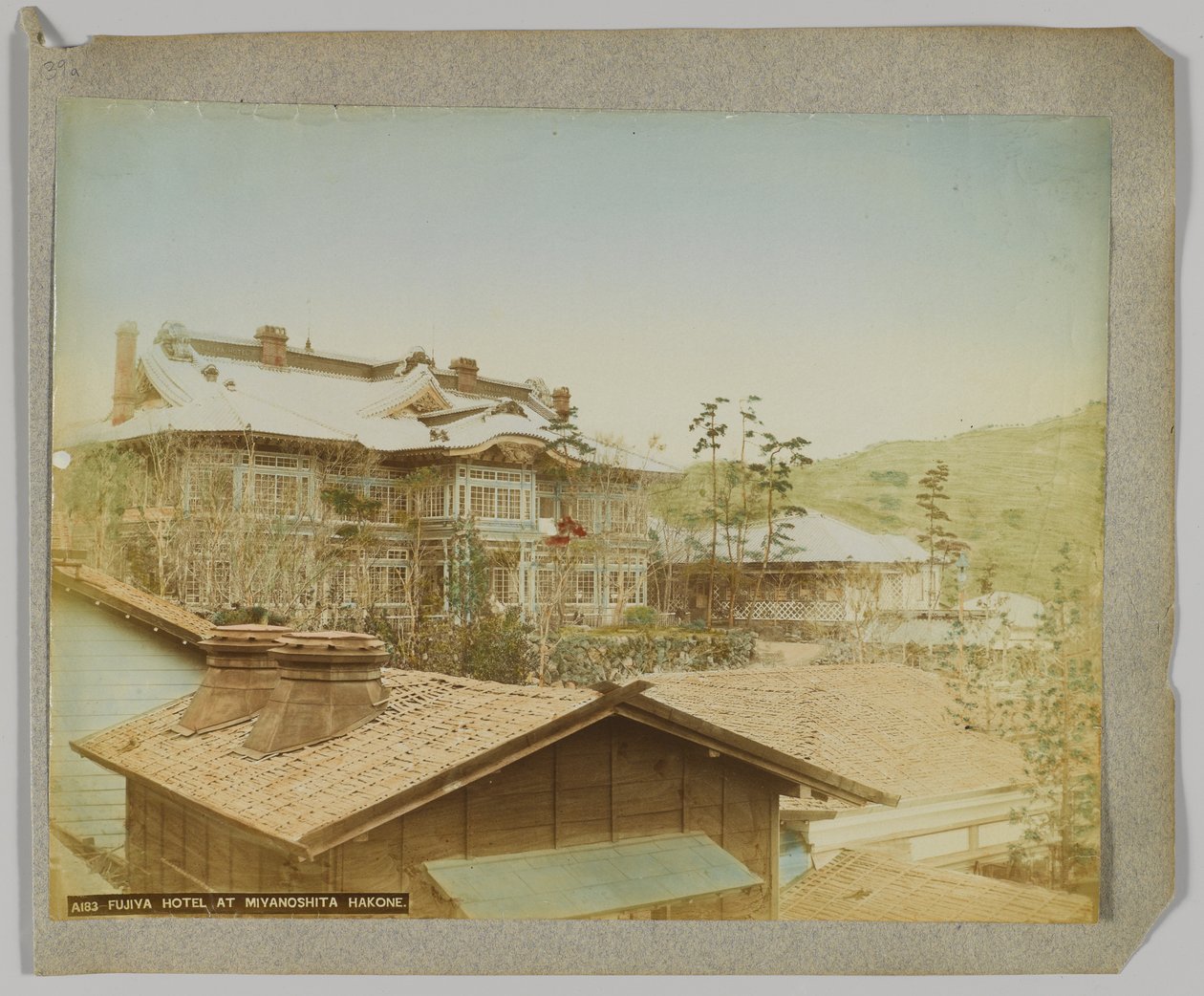 Fujiya Hotel, Miyanoshita, Hakone, Kanagawa Prefecture, Japan (handfärgat svartvitt foto) av Japanese Photographer