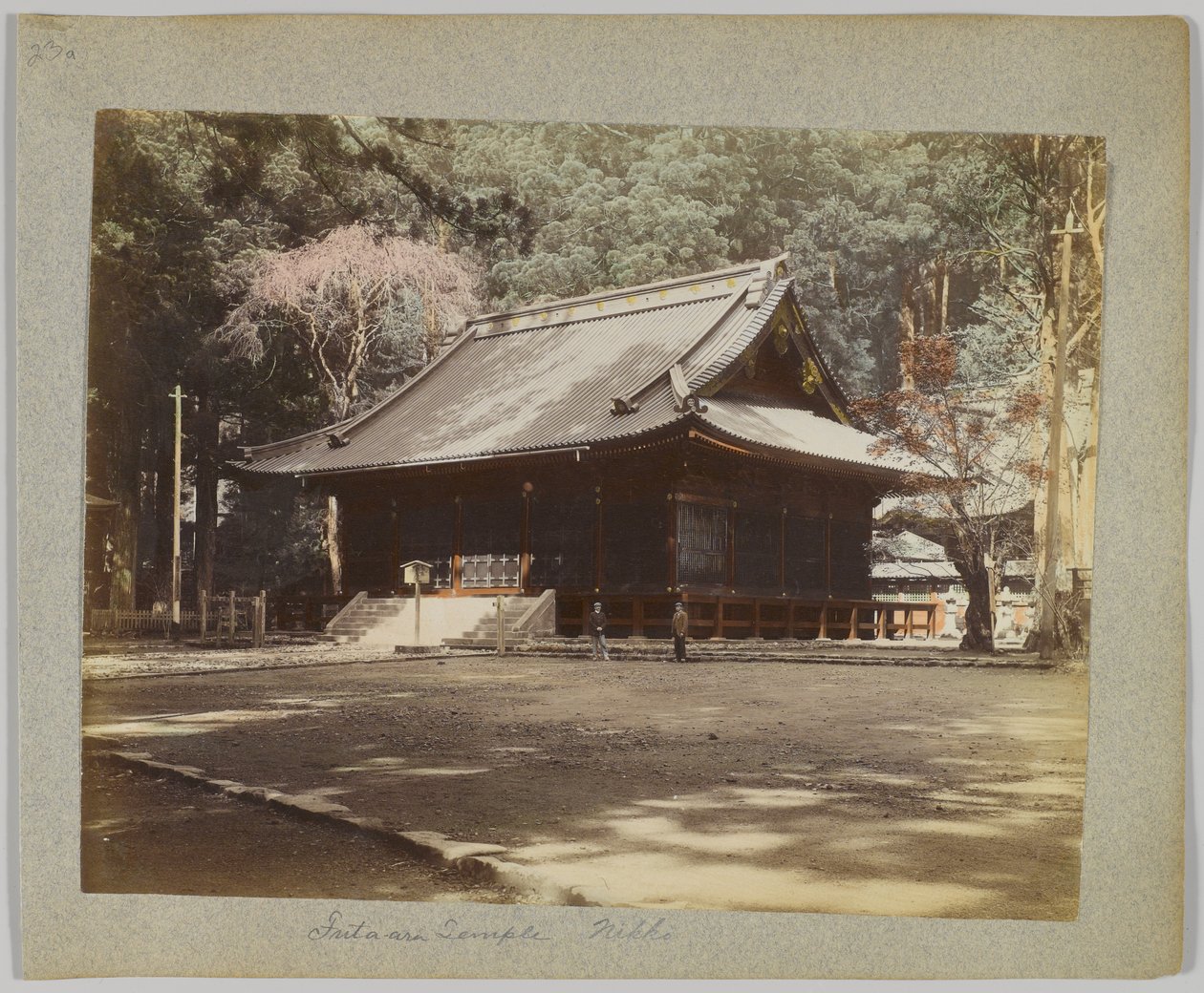 Futa-ara-templet, Nikko, Japan (handfärgat svartvitt foto) av Japanese Photographer