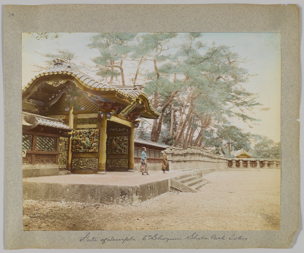 Porten till Temple of the 6th Shogun, Shiba Park, Tokyo, Japan (handfärgat svartvitt foto) av Japanese Photographer
