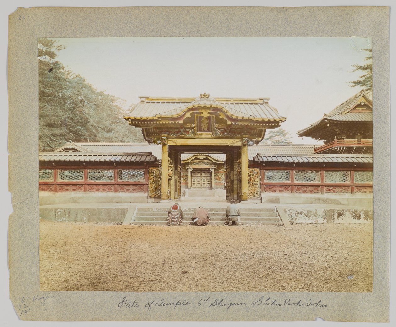 Porten till Temple of the 6th Shogun, Shiba Park, Tokyo, Japan (handfärgat svartvitt foto) av Japanese Photographer