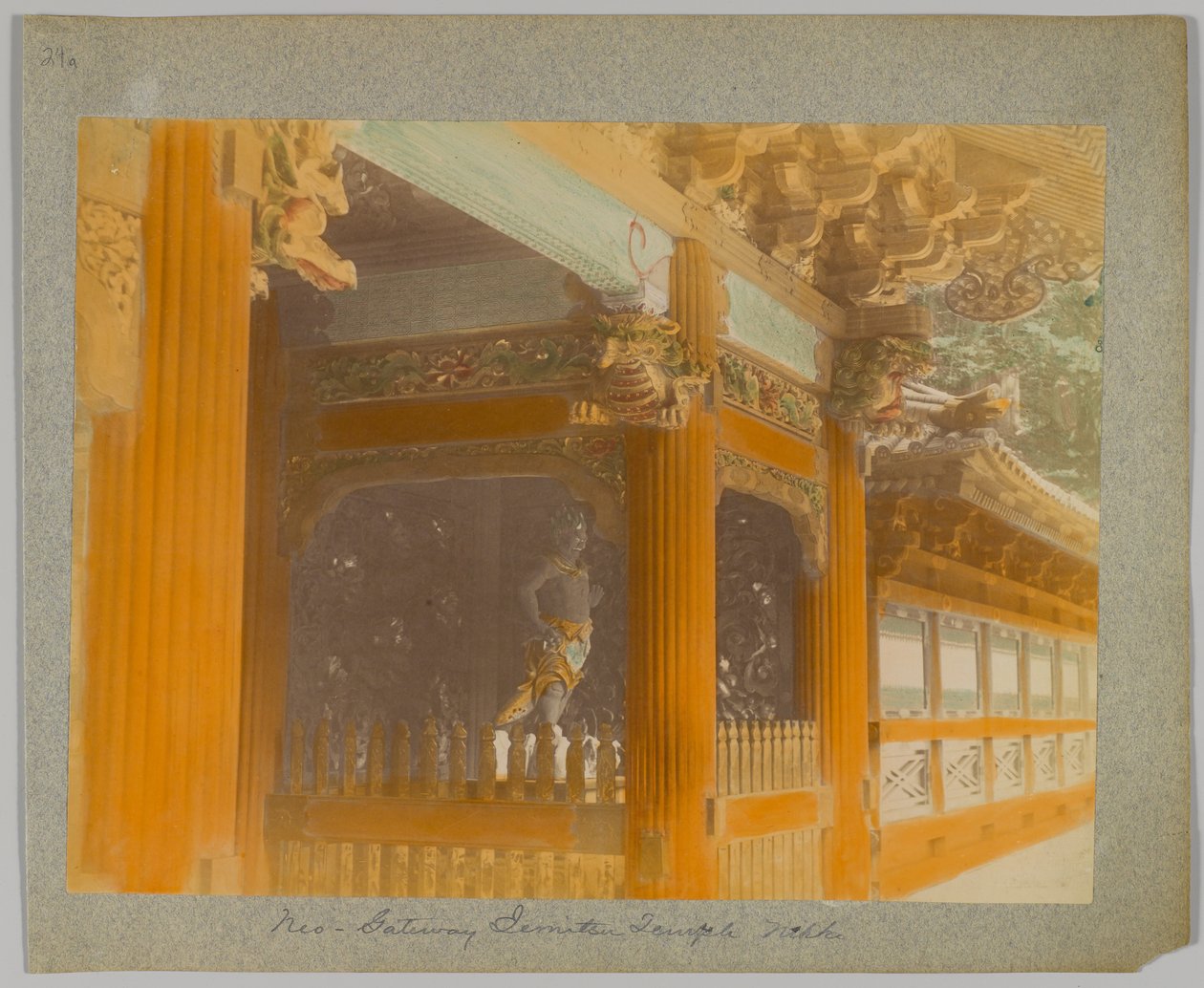 Gateway of Jemitsu Temple, Nikko, Japan (handfärgat svartvitt foto) av Japanese Photographer