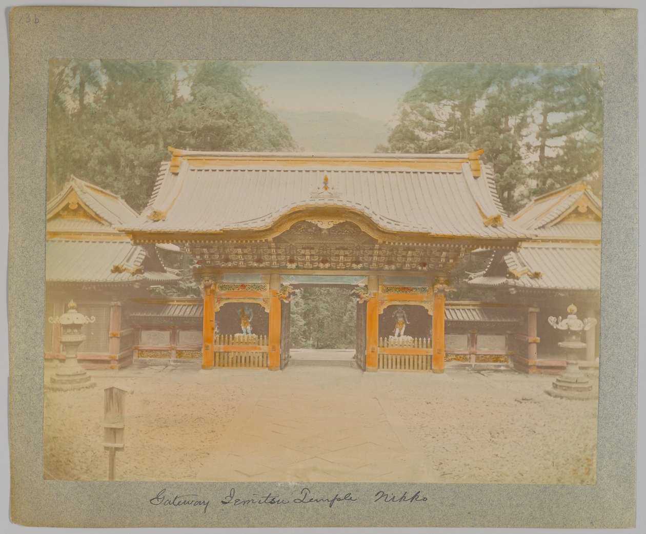 Gateway of Jemitsu Temple, Nikko, Japan (handfärgat svartvitt foto) av Japanese Photographer