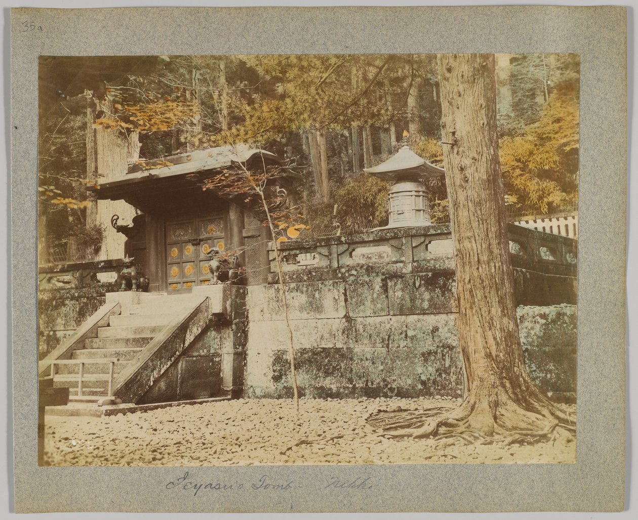 Ieyasus grav, Nikko, Japan (handfärgat svartvitt foto) av Japanese Photographer