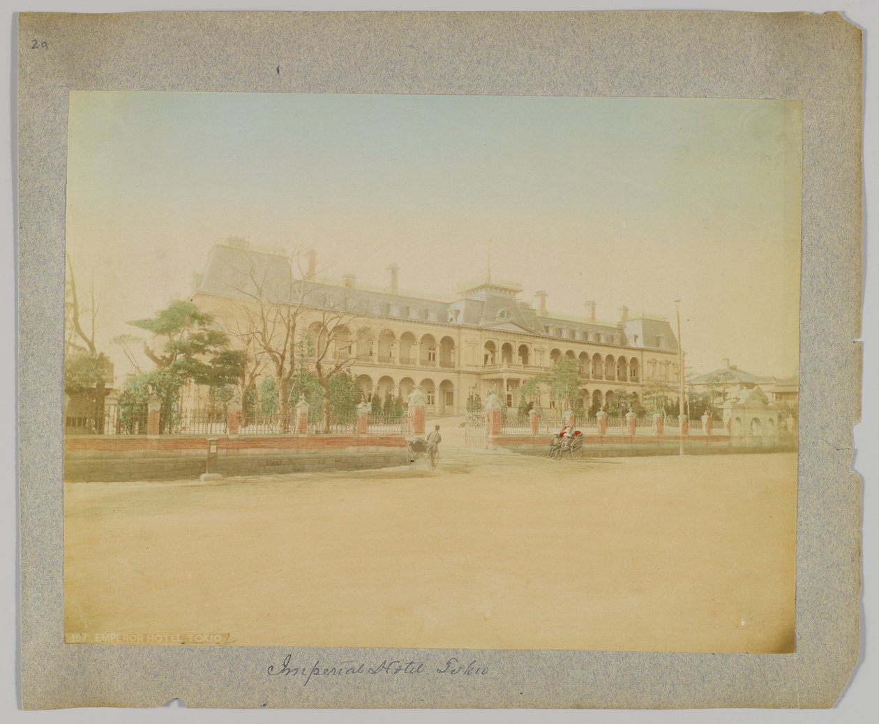 Imperial Hotel, Tokyo, Japan (handfärgat svartvitt foto) av Japanese Photographer