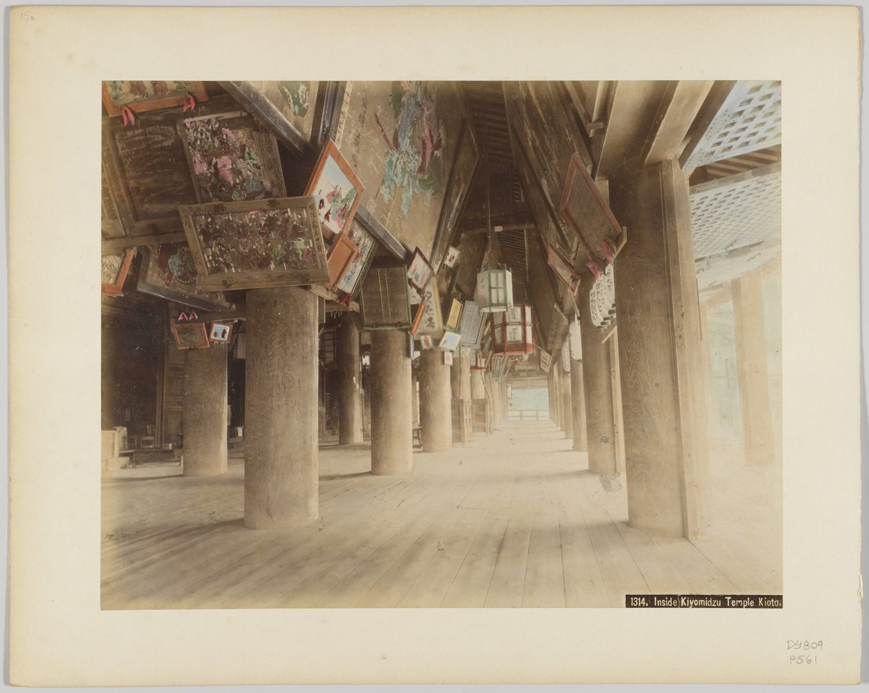 Inuti Kiyomidzu-templet, Kyoto, Japan (handfärgat svartvitt foto) av Japanese Photographer