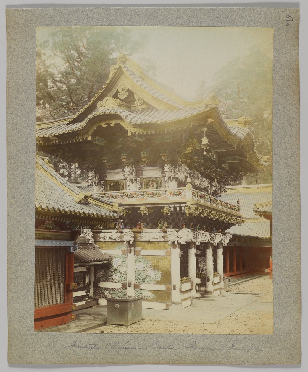 Inuti den kinesiska porten, Tōshō-gū, Nikko, Japan (handfärgat svartvitt foto) av Japanese Photographer