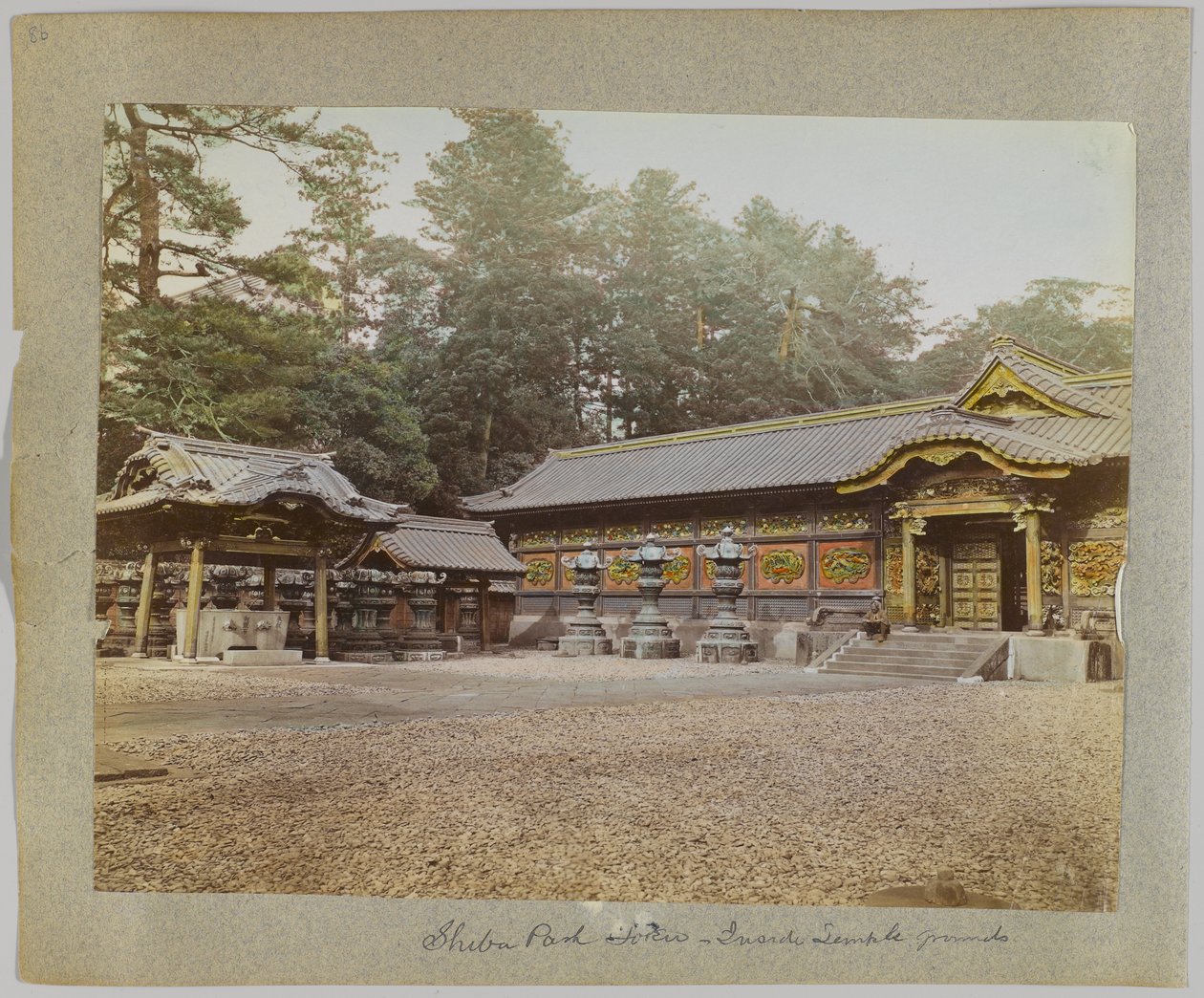Inside the Temple Grounds, Shiba Park, Tokyo, Japan (handfärgat svartvitt foto) av Japanese Photographer
