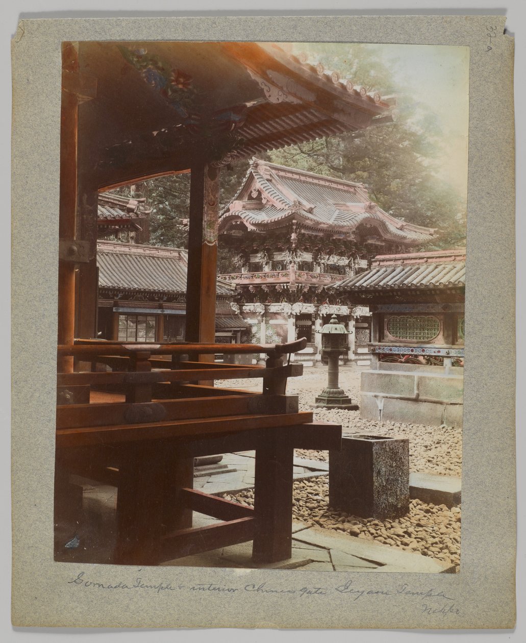 Innerport i Tōshō-gū, Nikko, Japan (handfärgat svartvitt foto) av Japanese Photographer
