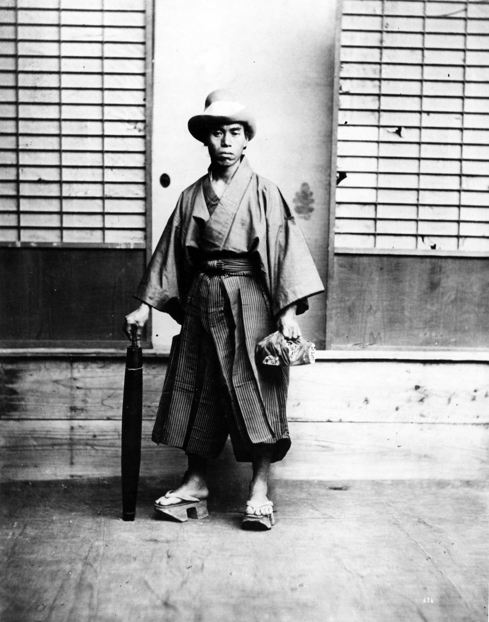 Japansk man som bär en europeisk hatt, ca 1860-80 av Japanese Photographer