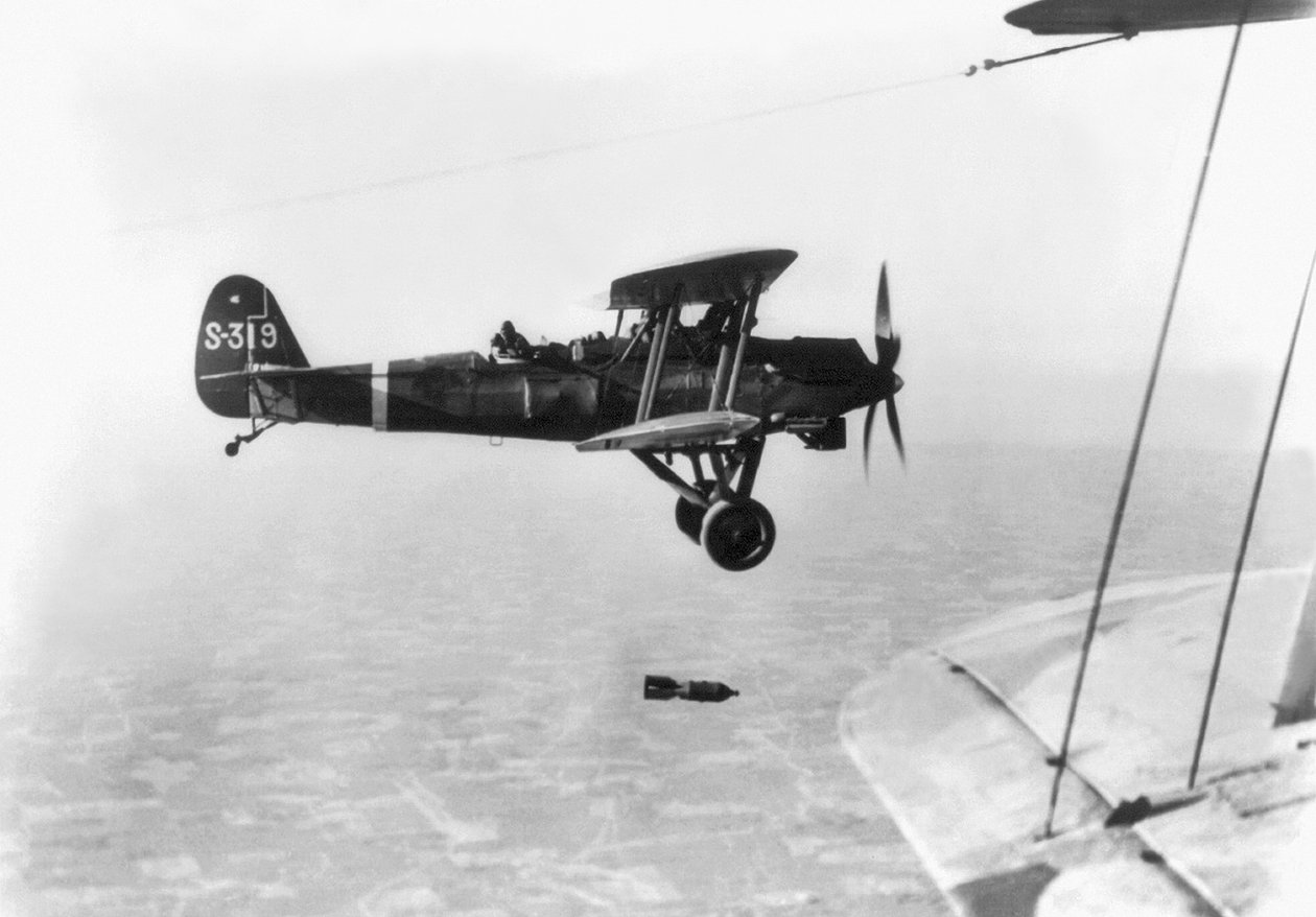 Japanska flygplan genomför en bombattack över mål i Kina 1937 av Japanese Photographer
