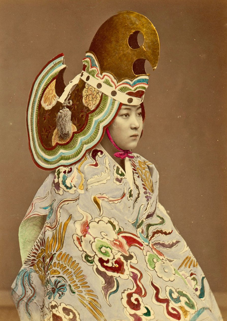 Japansk flicka i traditionell dräkt, ca 1880 (handfärgat albuminfoto) av Japanese Photographer