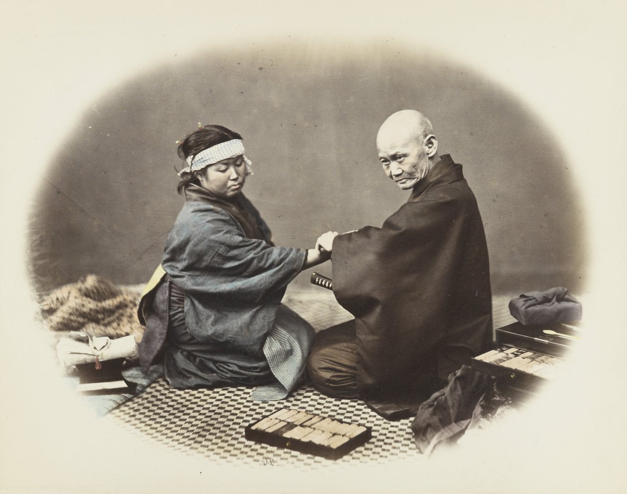 Japansk man och kvinna i traditionell klänning (handfärgat svartvitt foto) av Japanese Photographer