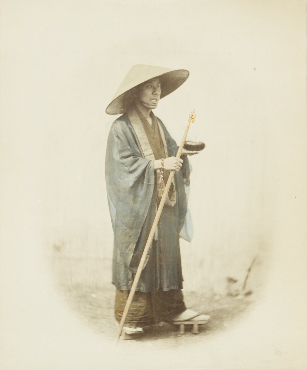 Japansk man i traditionell klänning (handfärgat svartvitt foto) av Japanese Photographer