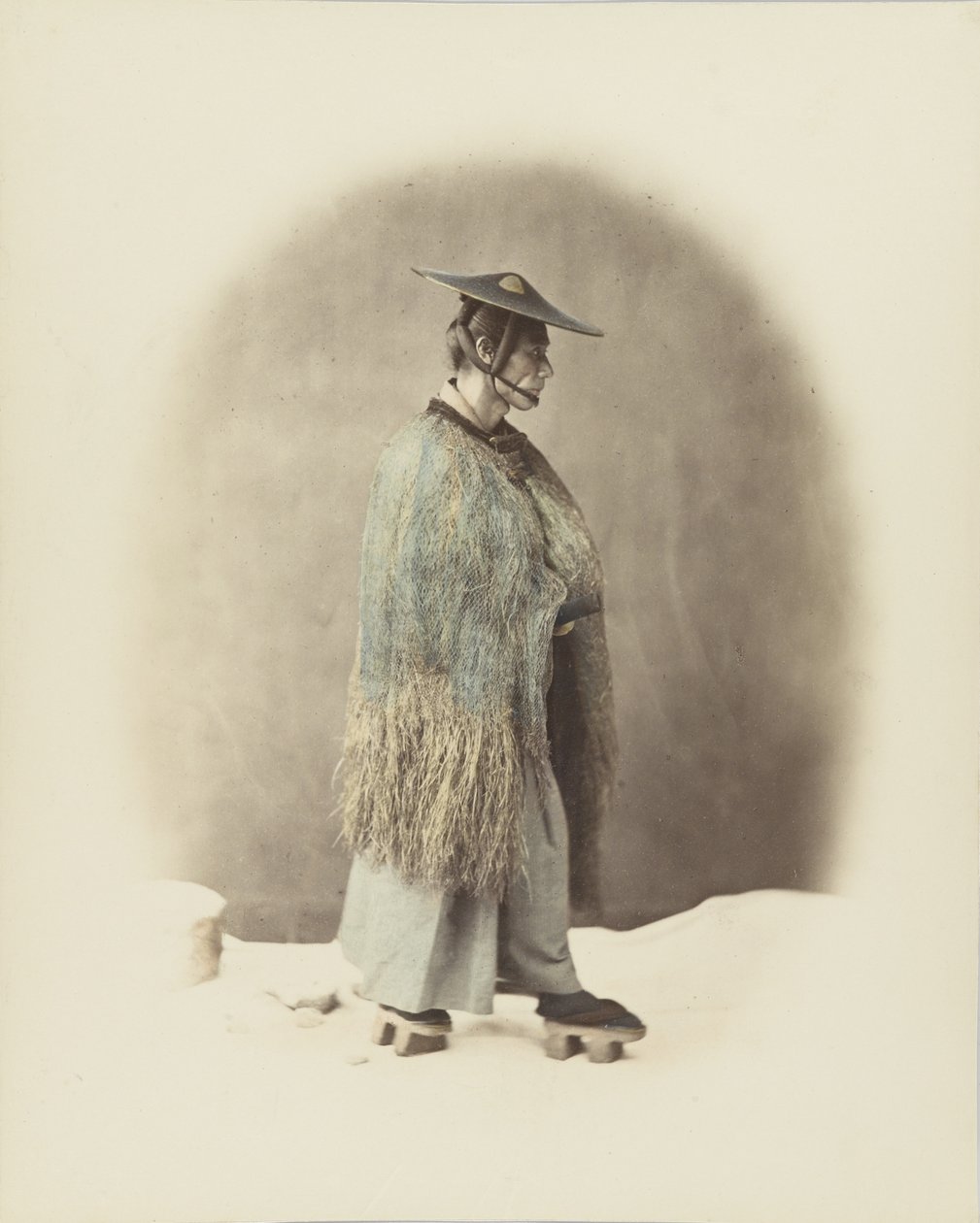 Japansk man i traditionell klänning (handfärgat svartvitt foto) av Japanese Photographer