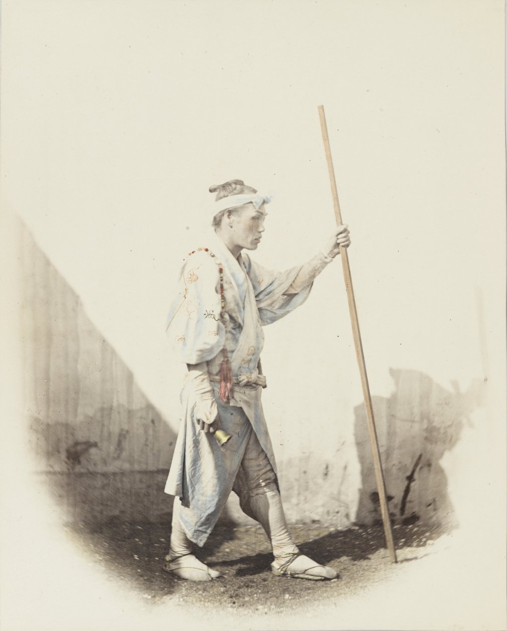 Japansk man med klocka (handfärgat svartvitt foto) av Japanese Photographer
