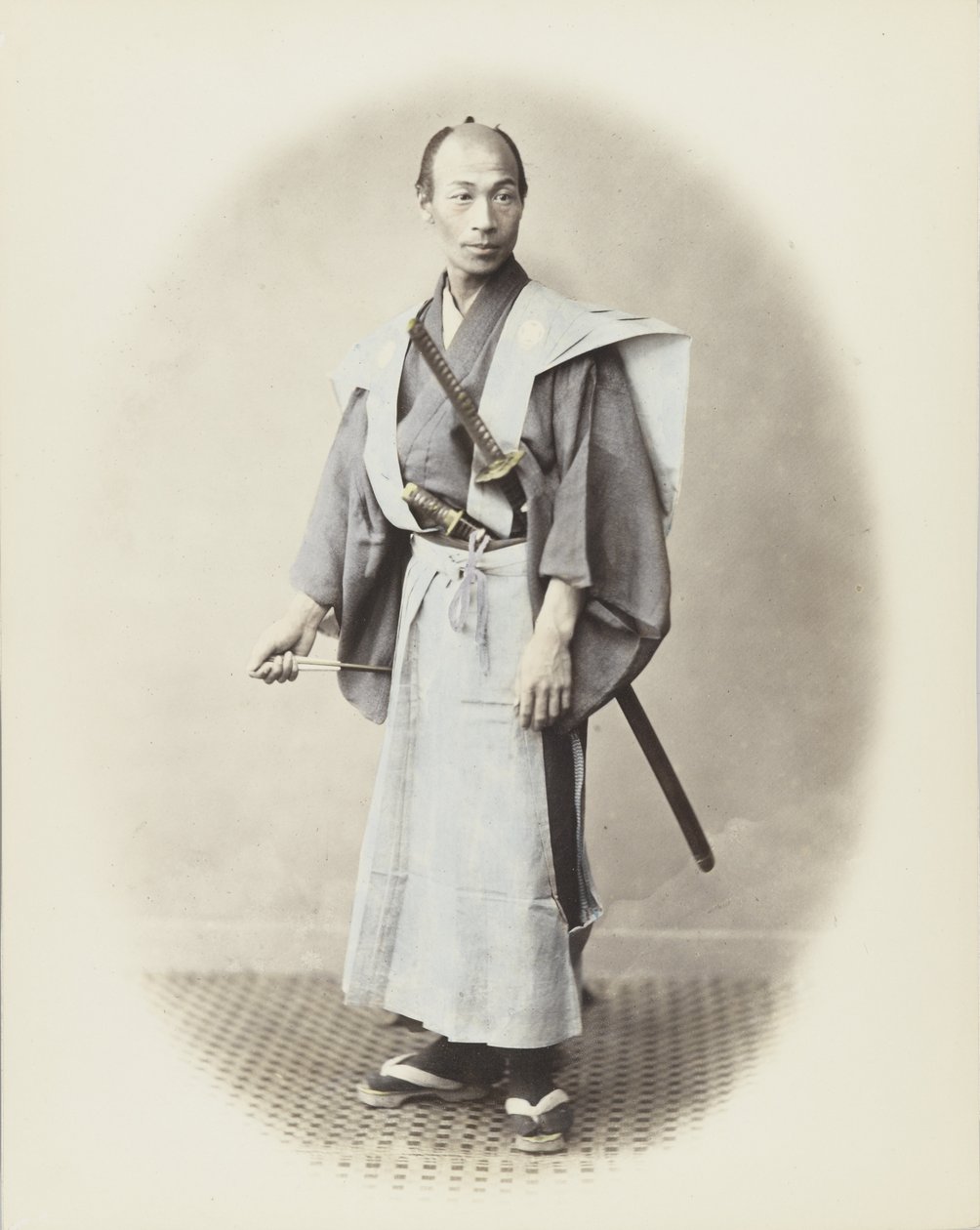 Japansk man med svärd (handfärgat svartvitt foto) av Japanese Photographer