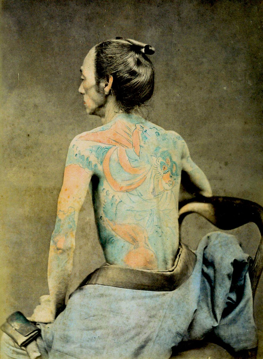 Japansk man med traditionella Irezumi-tatueringar, ca 1890 (handfärgat albumfoto) av Japanese Photographer