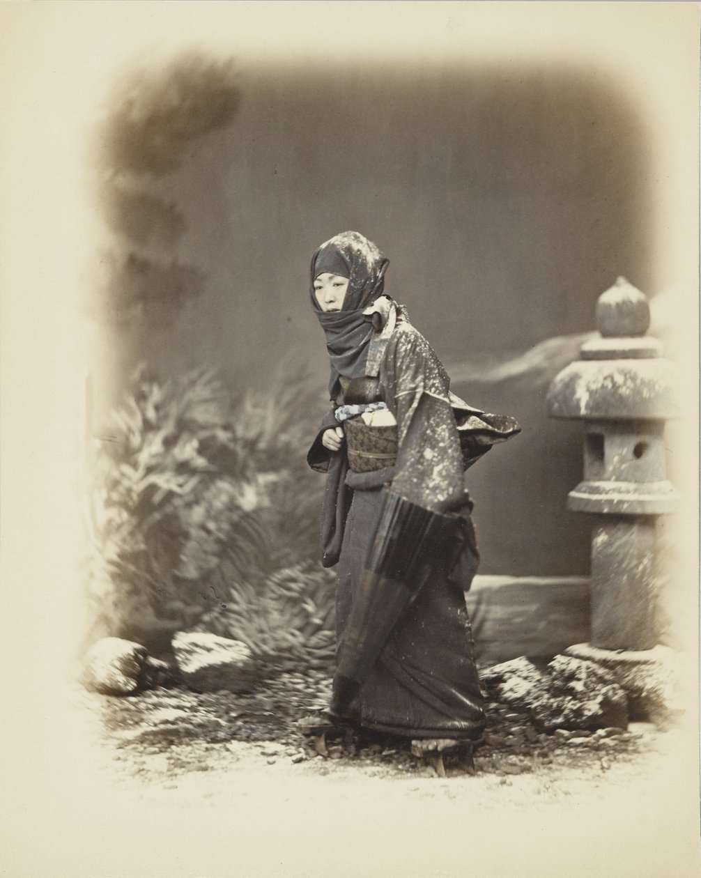 Japansk kvinna i snön (handfärgat svartvitt foto) av Japanese Photographer