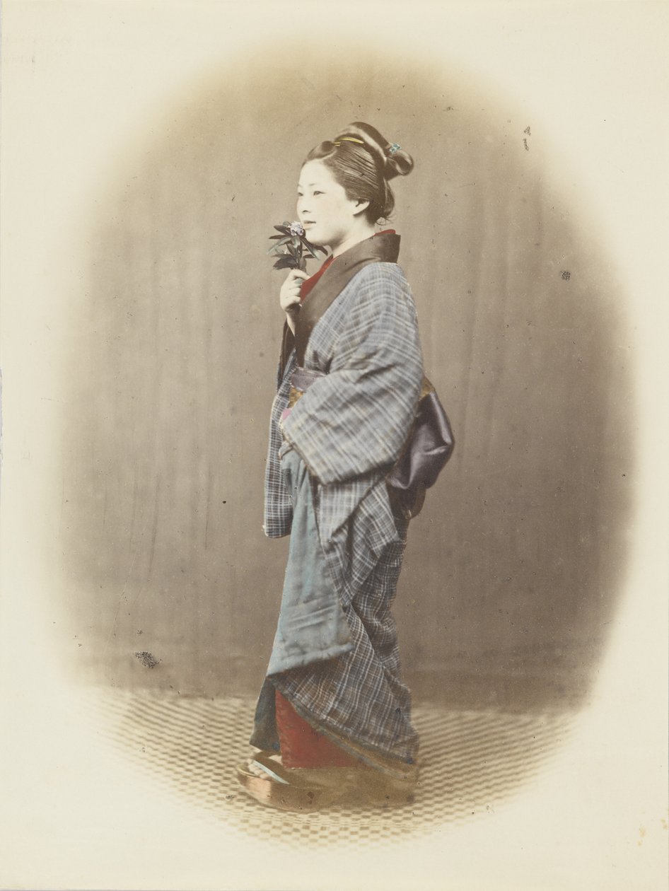 Japansk kvinna i traditionell klänning (handfärgat svartvitt foto) av Japanese Photographer