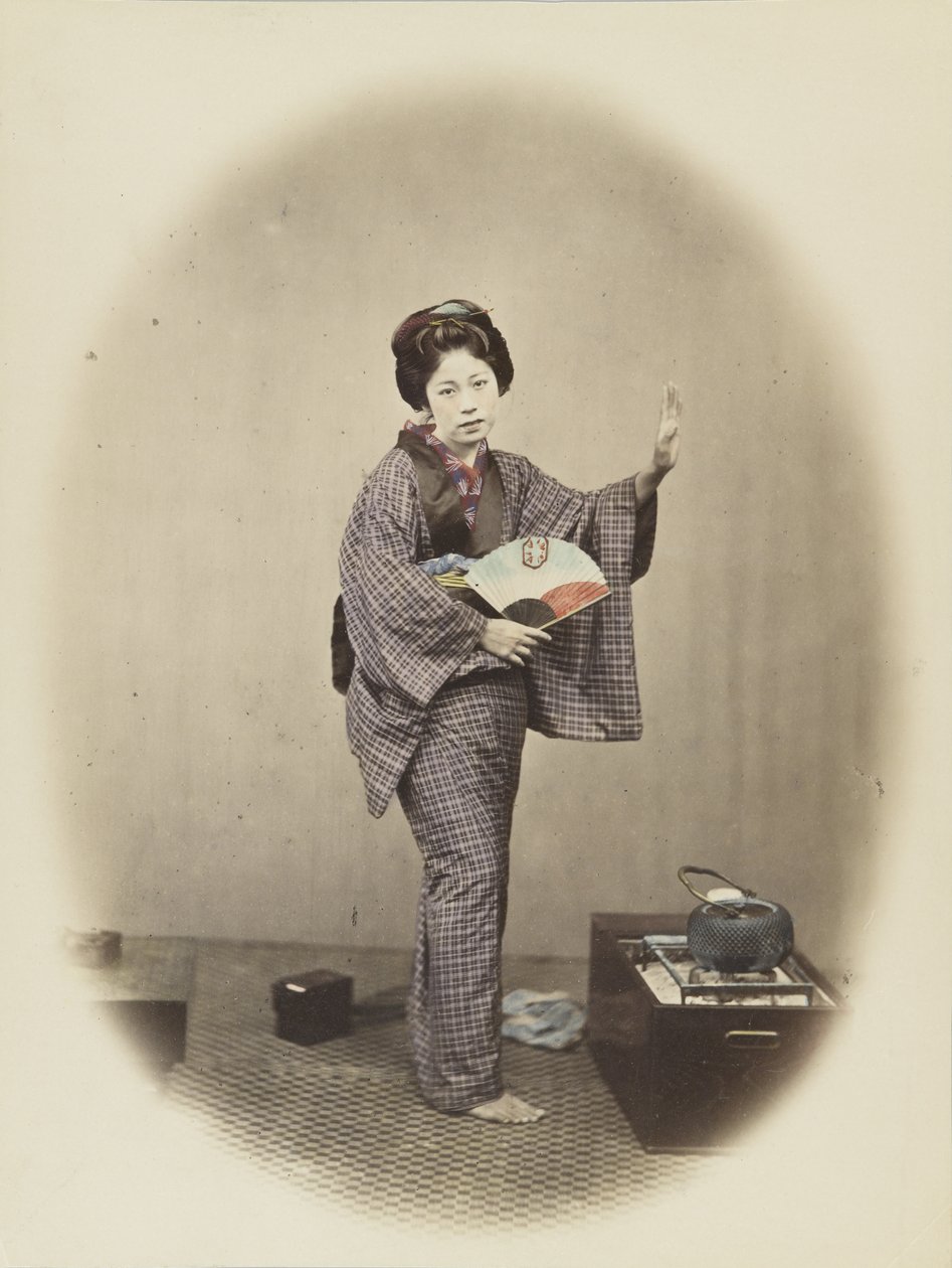 Japansk kvinna i traditionell klänning (handfärgat svartvitt foto) av Japanese Photographer