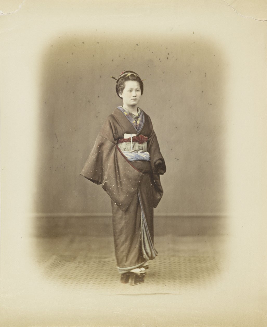Japansk kvinna i traditionell klänning (handfärgat svartvitt foto) av Japanese Photographer