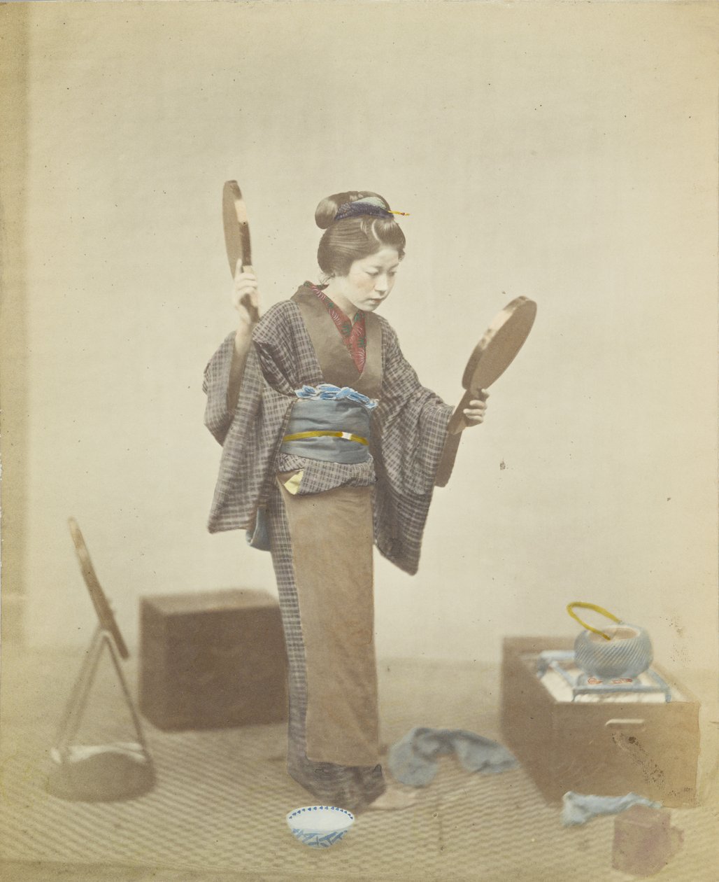 Japansk kvinna med speglar (handfärgat svartvitt foto) av Japanese Photographer