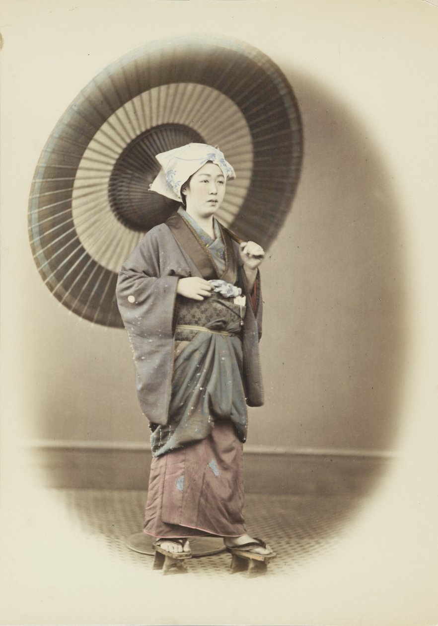 Japansk kvinna med paraply (handfärgat svartvitt foto) av Japanese Photographer